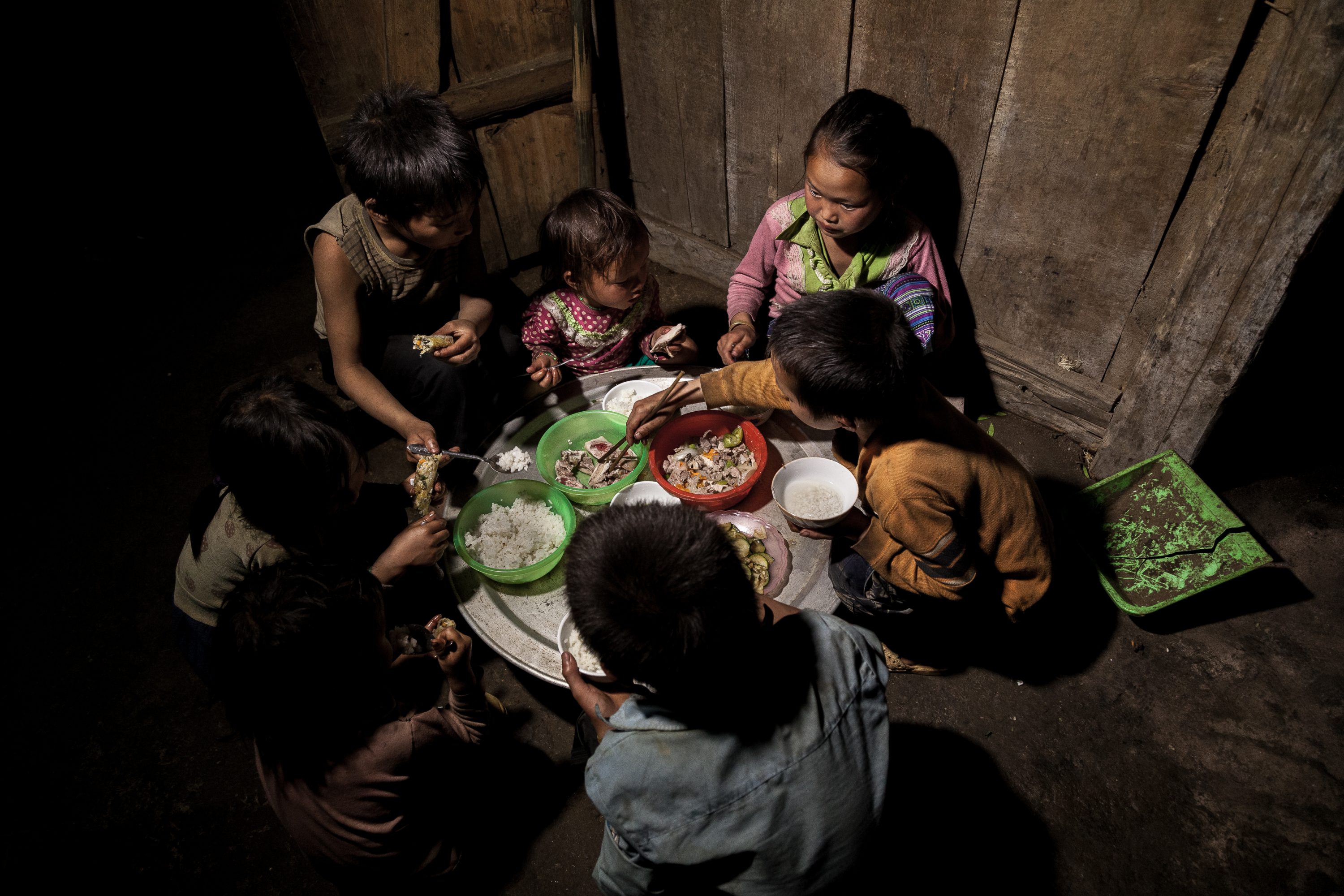 AGRICULTURE AND FOOD PORTFOLIO A group of Hmong children have dinner in Vietnam
