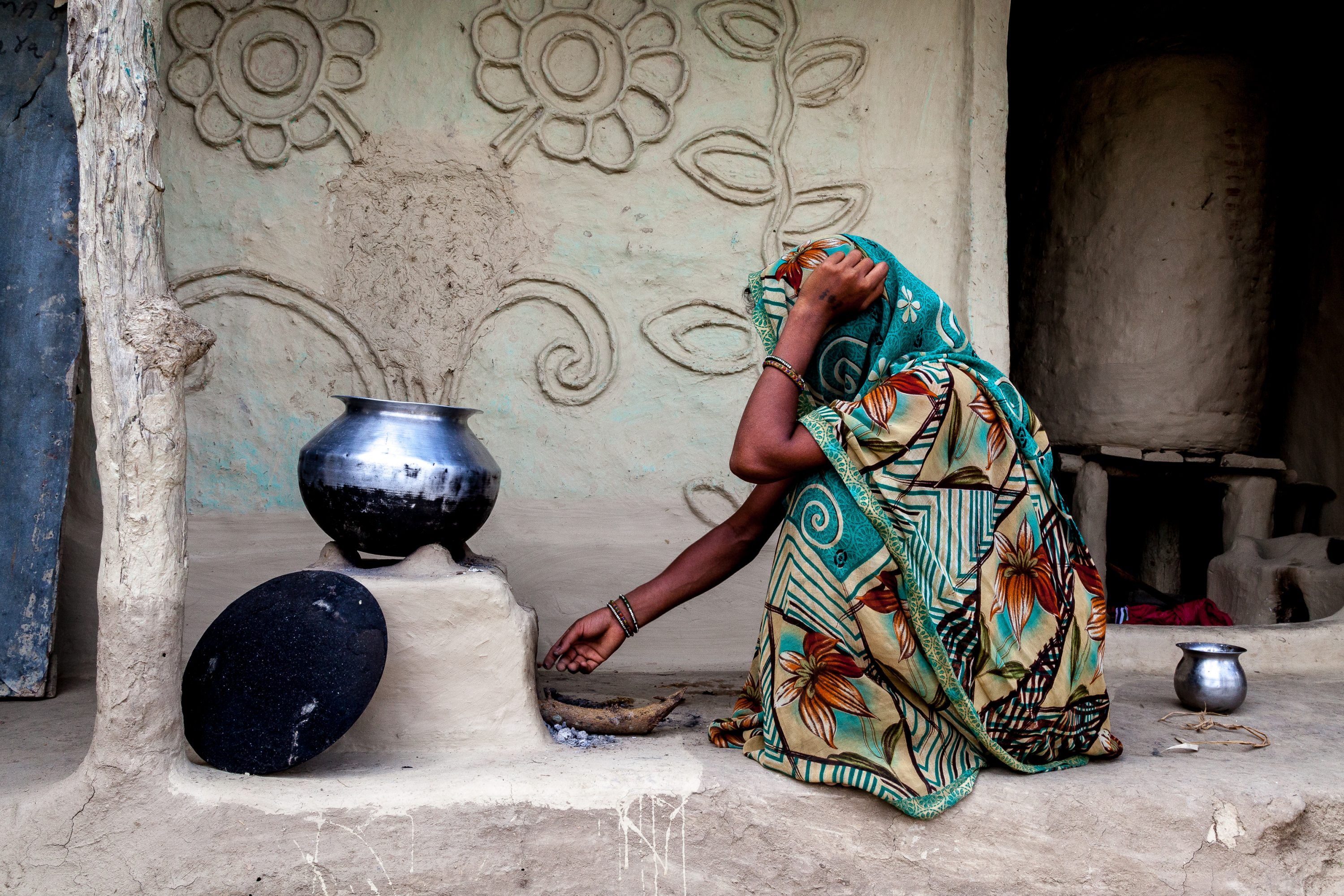 AGRICULTURE AND FOOD PORTFOLIO A young Maithil woman cooks lunch in Nepal